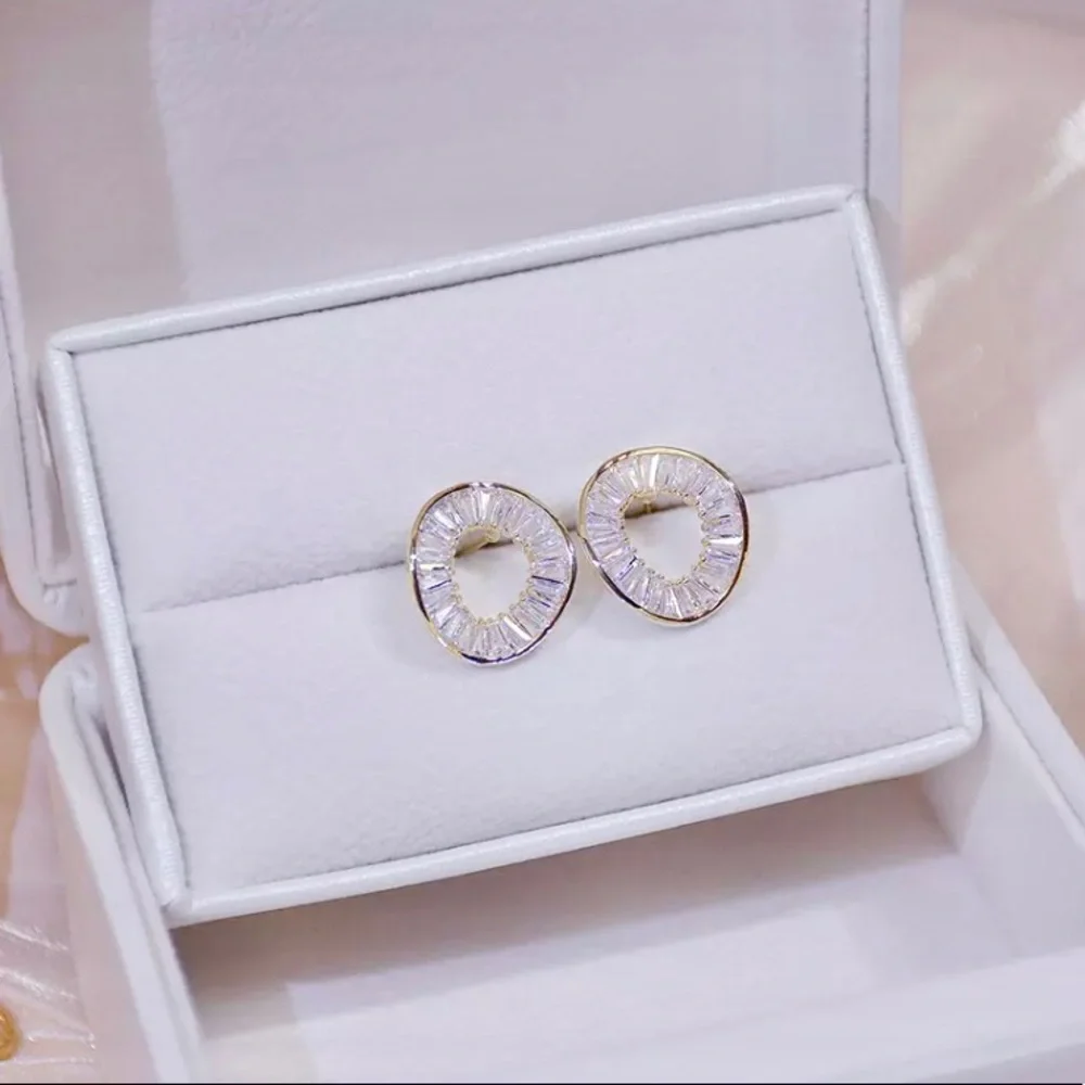 “Angelica” White Geode/Crystal Irregular Circle Geometric Stud Abstract Earrings - Picture 4 of 5